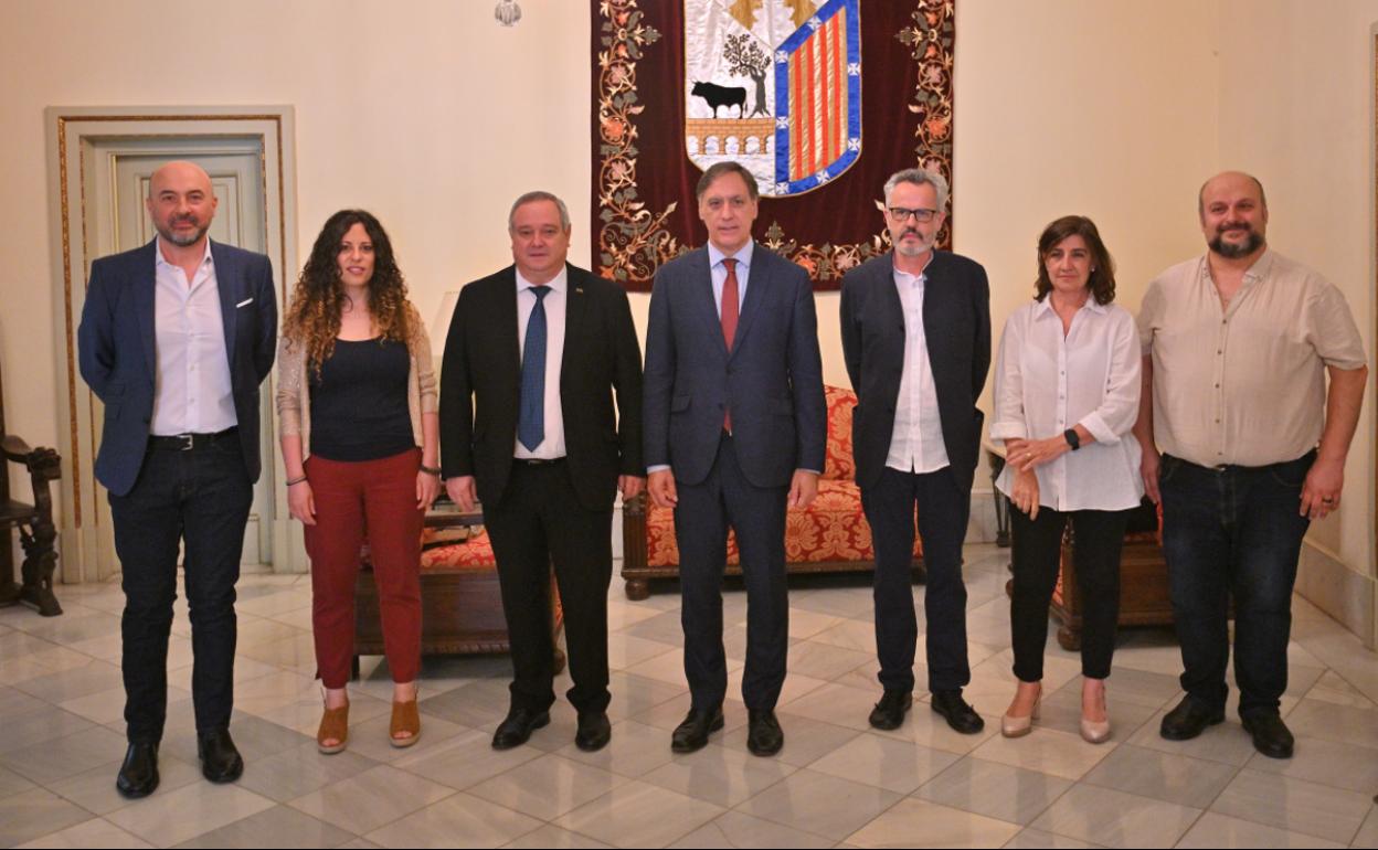 El alcalde con los organizadores del evento cultural.