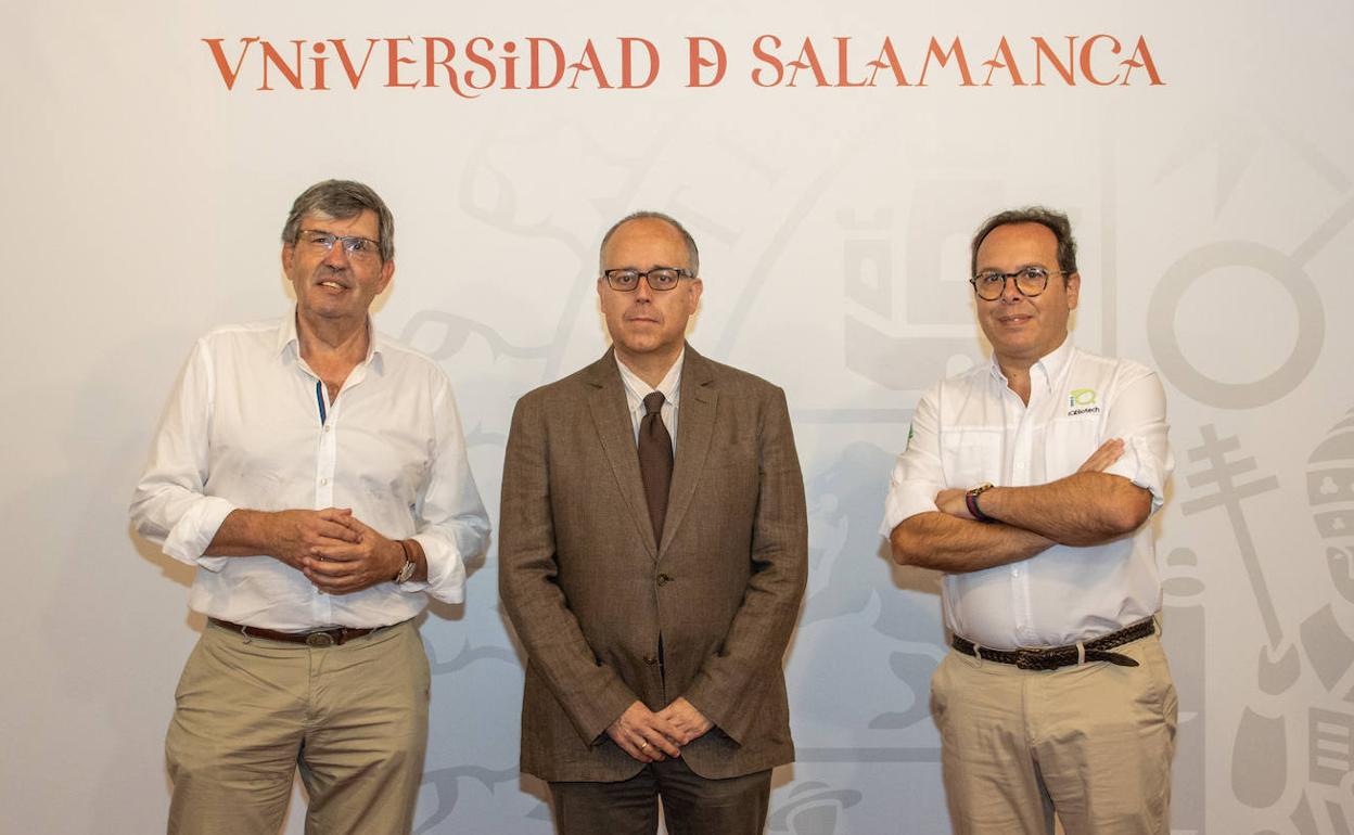 El catedrático de Microbiología Enrique Monte; el vicerrector de Investigación, José Miguel Mateos Roco; y el presidente y director científico de la firma, José Antonio de Cote