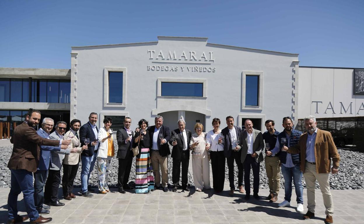 La familia de Santiago Torío brinda con representantes del Consejo Regulador de Ribera del Duero, entre ellos el presidente Enrique Pascual.