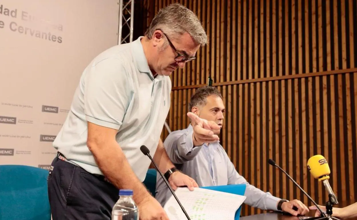 Paco García, en primer término, repasa sus apuntes antes de iniciar la rueda de prensa.