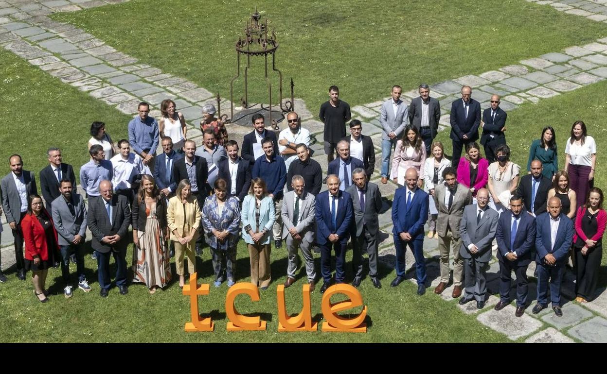 Entrega de los 'Premios Plan TCUE- Transferencia de Conocimiento Universidad Empresa' en su edición de 2021. Foto de familia de los premiados y autoridades.