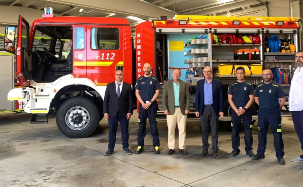 El presidente de la Diputación, en el centro, con personal del parque de bomberos. 