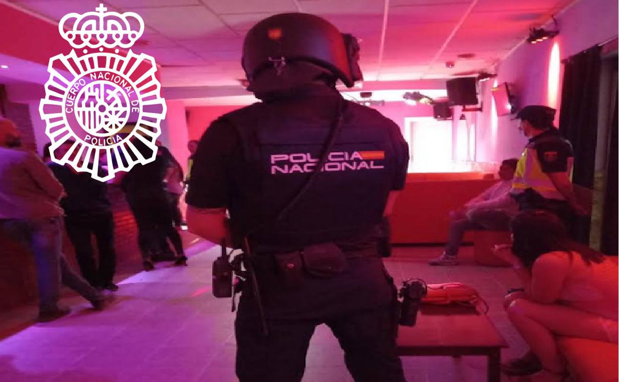 La Policía Nacional en el interior de un club de alterne.