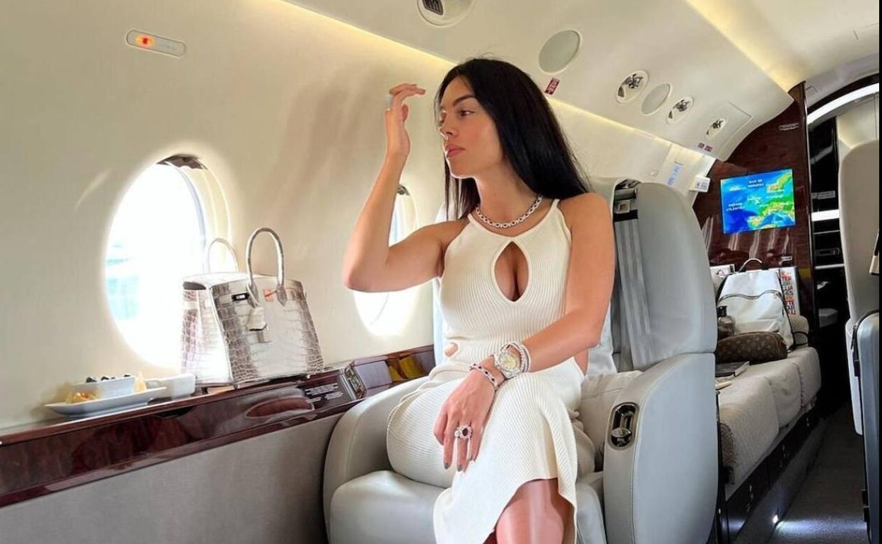 Georgina Rodríguez en el jet privado. 