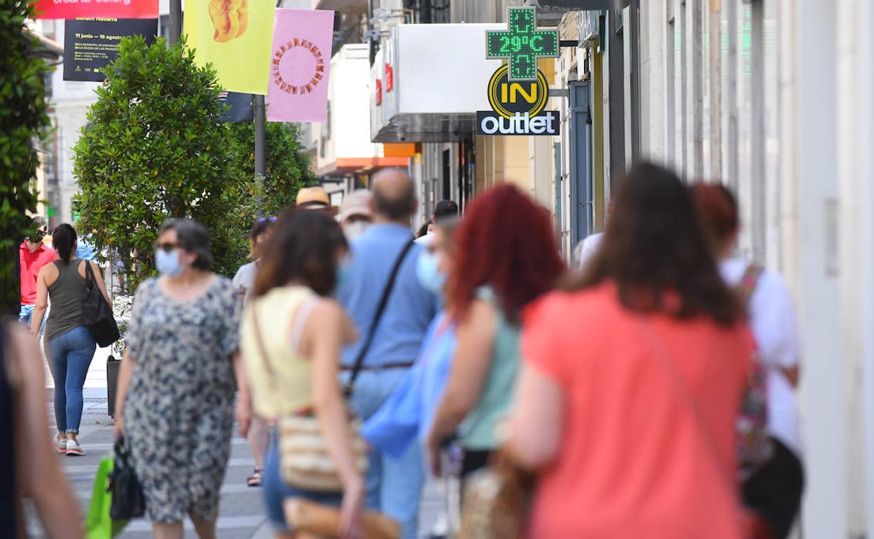 Personas caminan por la calle Santiago de Valladolid en una imagen de archivo. 