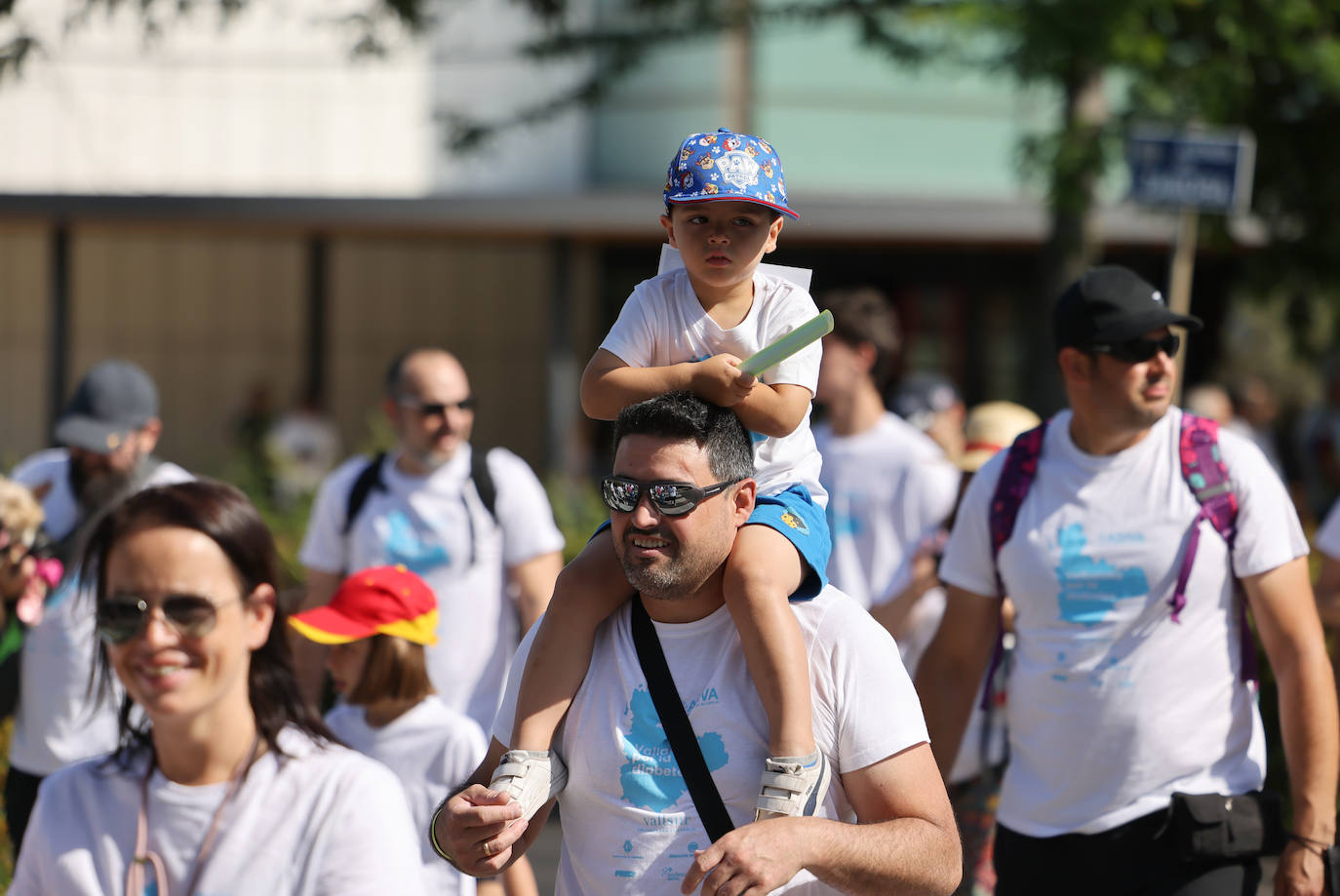 Fotos: La Marcha de la Diabetes tiñe de azul las calles de Valladolid