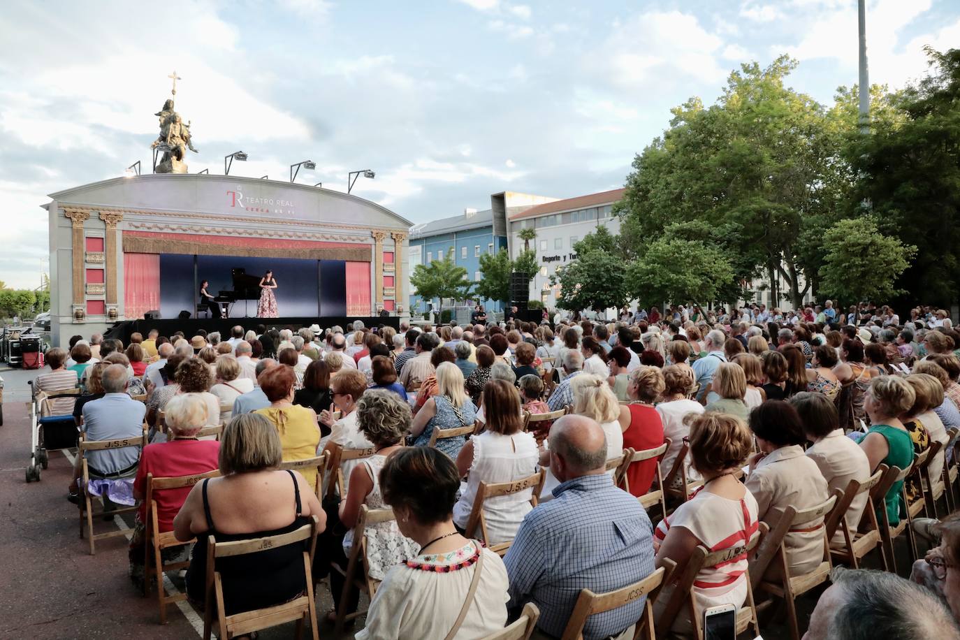 Fotos: Una carroza gigante para un concierto de ópera en plena calle en Valladolid