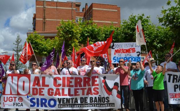 Cientos de vecinos y trabajadores de Siro se concentrado el domingo 5 de junio en Venta de Baños para pedir la implicación de las administraciones y evitar el cierre de Galletas Siro.