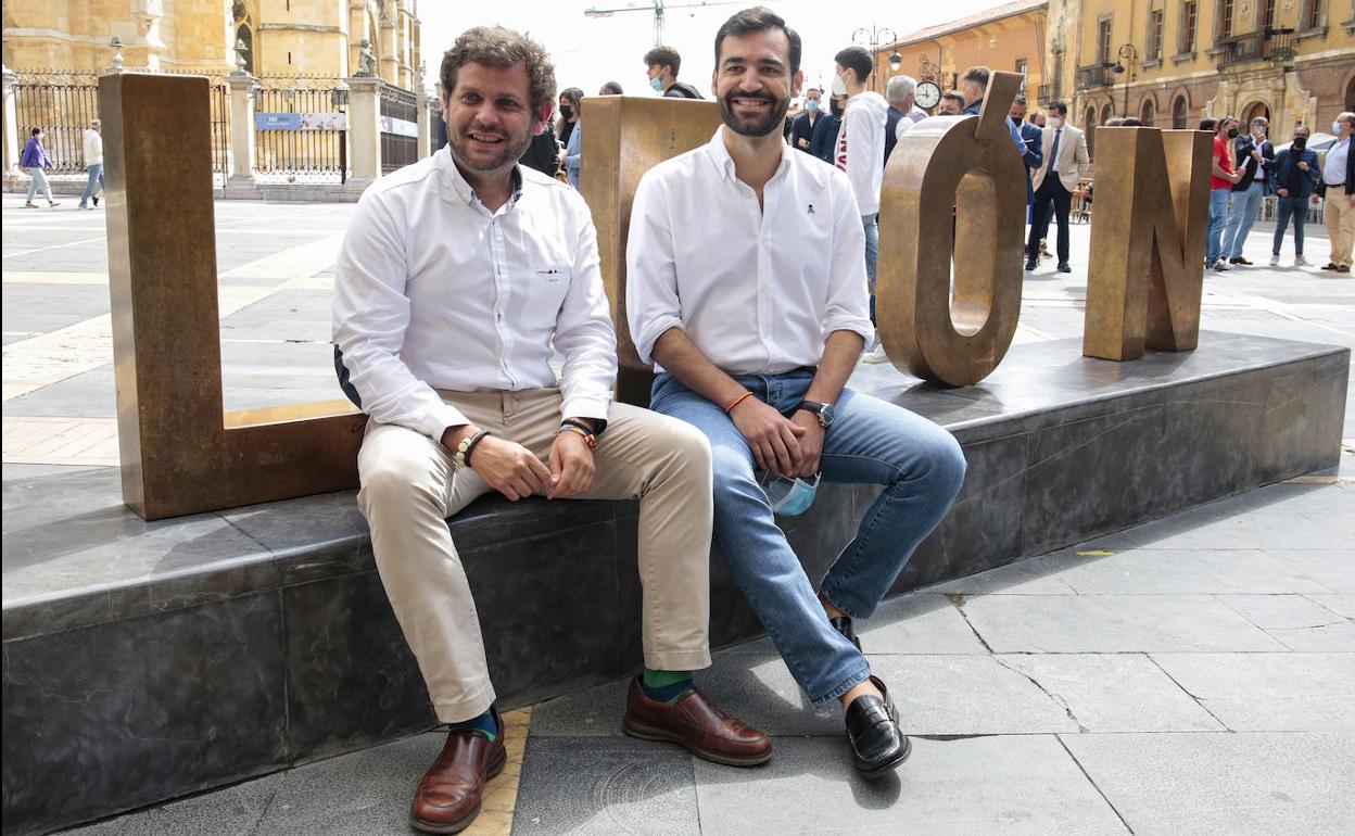 Javier Santiago Vélez posa con el secretario del PP de León, David Fernández, cuando presentaron la candidatura para dirigir el partido