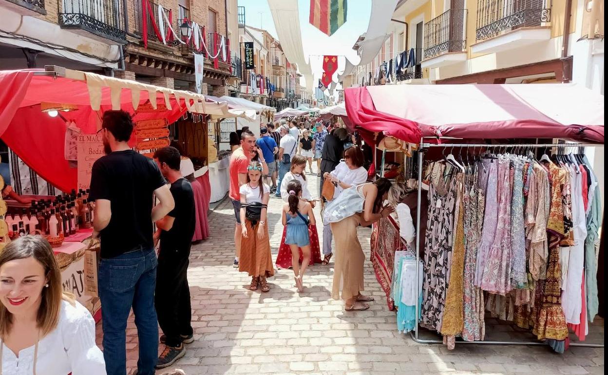 Puestos del mercado en una calle de Villalón. 