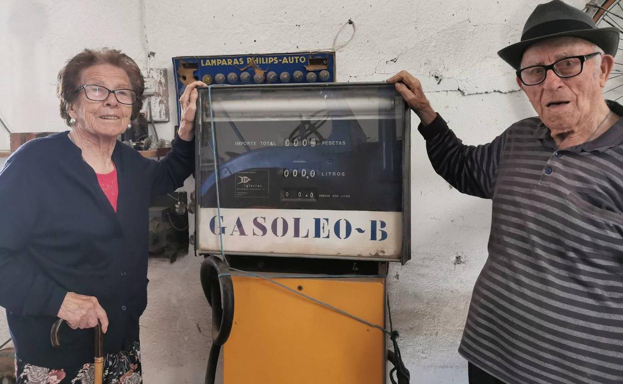 María Lorenzo y Luis Luengo, en un surtidor antiguo.