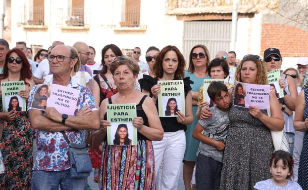 Vecinos de Traspinedo durante la concentración en la Plaza Mayor. 