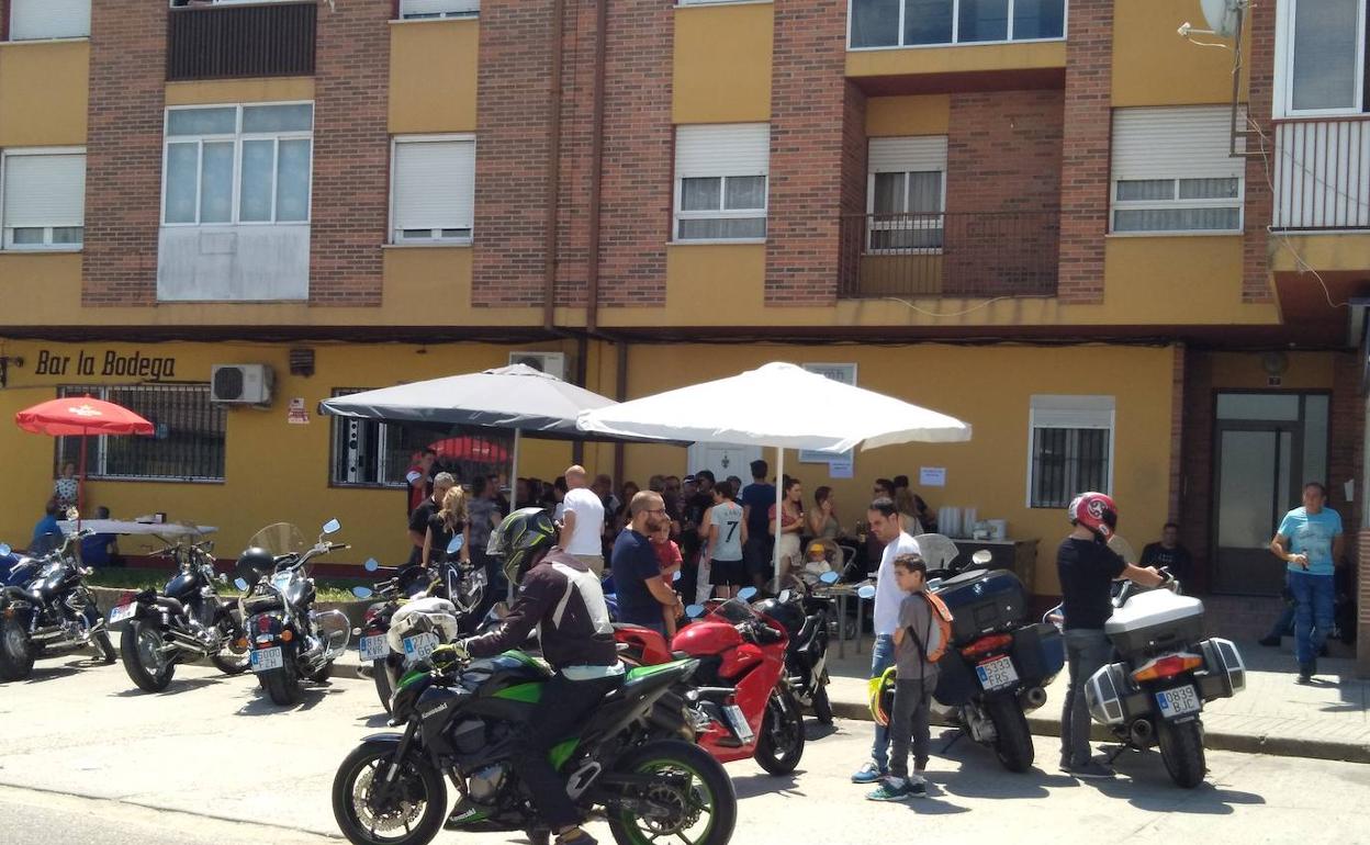 Algunos de los participantes en la cita motera. 