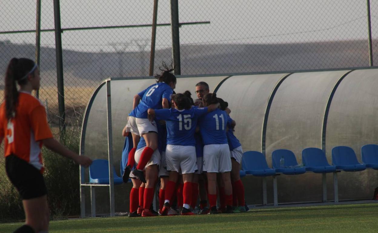 Las jugadoras del Villa de Simancas celebran el gol de Mamen..