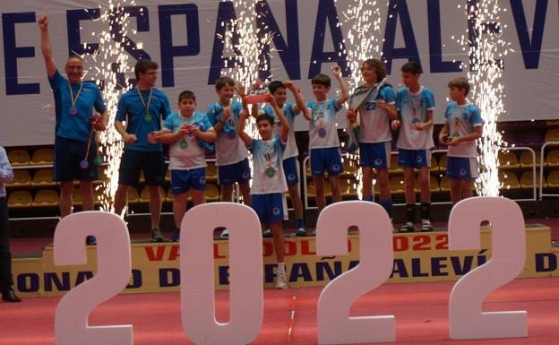 El CN Sabadell levanta el título de campeón nacional 2022. 