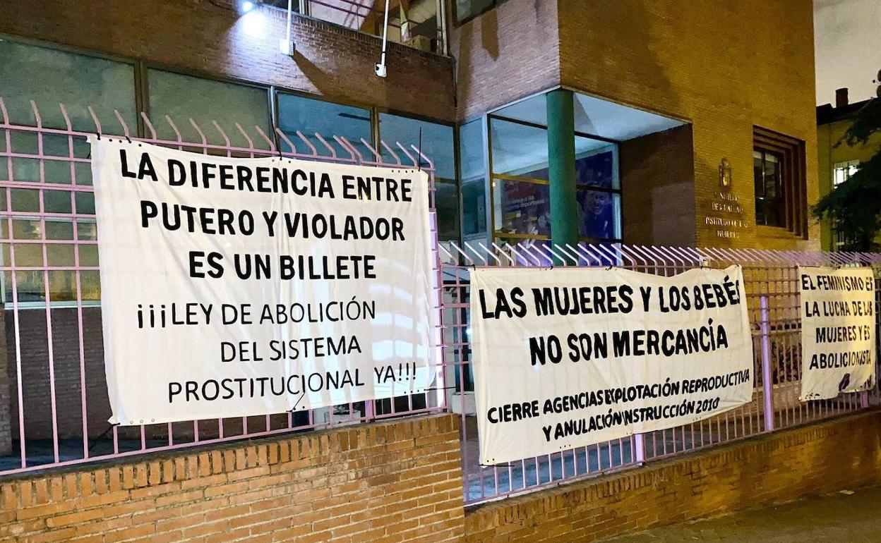 Pancartas contra la prostitución colocadas por el Movimiento Feminista.