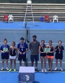 Imagen secundaria 2 - Arriba el equipo femenino C.D.F. Vegasport ganador del Joan Compta. Abajo a la izquierda el C.T. Espacio Tierra y a la derecha C.D.C. Raqueta Valladolid ganadores júnior. 