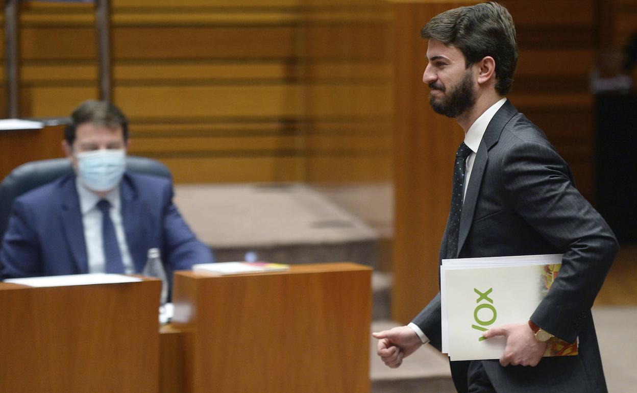 El vicepresidente de la Junta de Castilla y León, Juan García-Gallardo; bajo la mirada del presidente, Alfonso Fernández Mañueco, durante el debate de investidura de abril. 