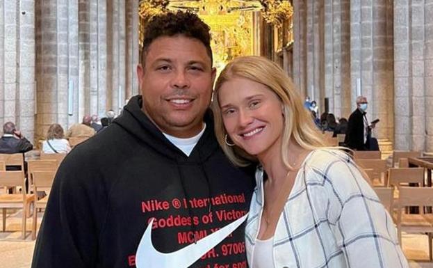 Imagen principal - Arriba, Ronaldo con su espaso en la catedral de Santiago; a la izquierda, Roque Mesa en un lujuso hotel de Alicante; a la derecha, Monchu en una playa balear. 