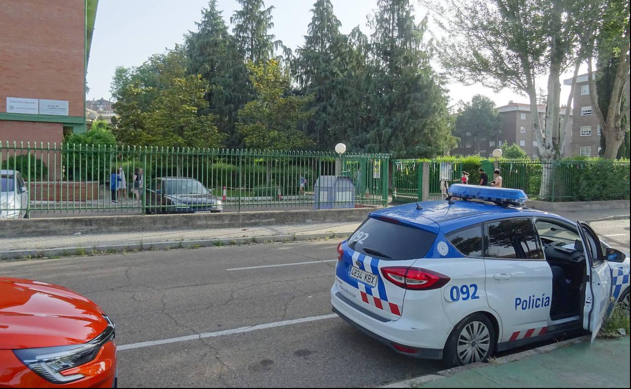 Una patrulla, ante el colegio Jorge Guillén, este lunes a la hora de entrada de los alumnos. 
