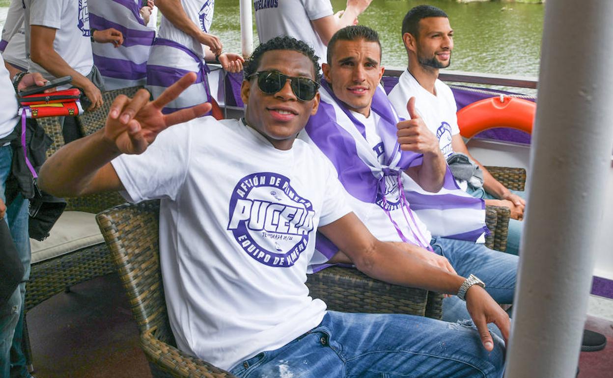 Gonzalo Plata, en el barco durante la celebración del ascenso del Real Valladolid. 