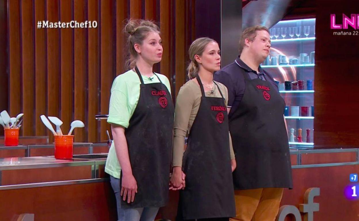 Claudia, Vero y Yannick, en 'Masterchef 10', momentos previos a la expulsión del último. 