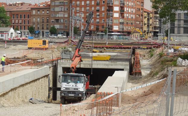 Trabajos en el cajón de hormigón bajo las vías desde el lado de la avenida de Segovia. 