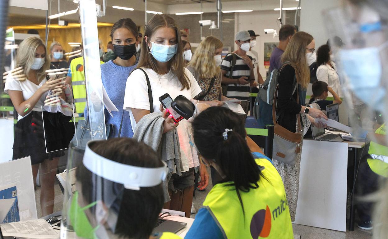 Viajeros en el aeropuerto de Las Palmas cuando se exigía el pasaporte covid. 