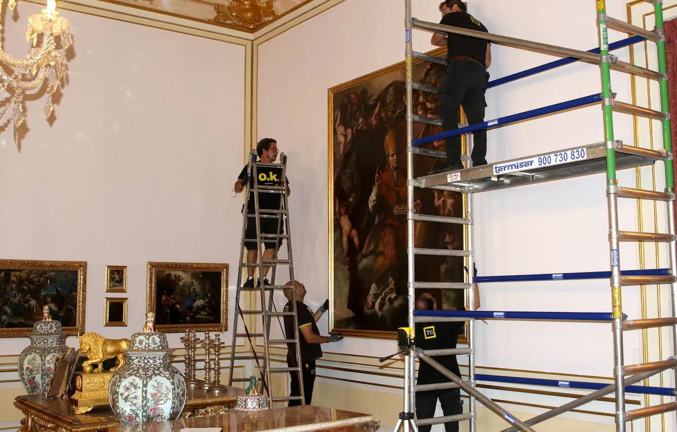 Trabajos de colocación de las nuevas obras en el Palacio Real.