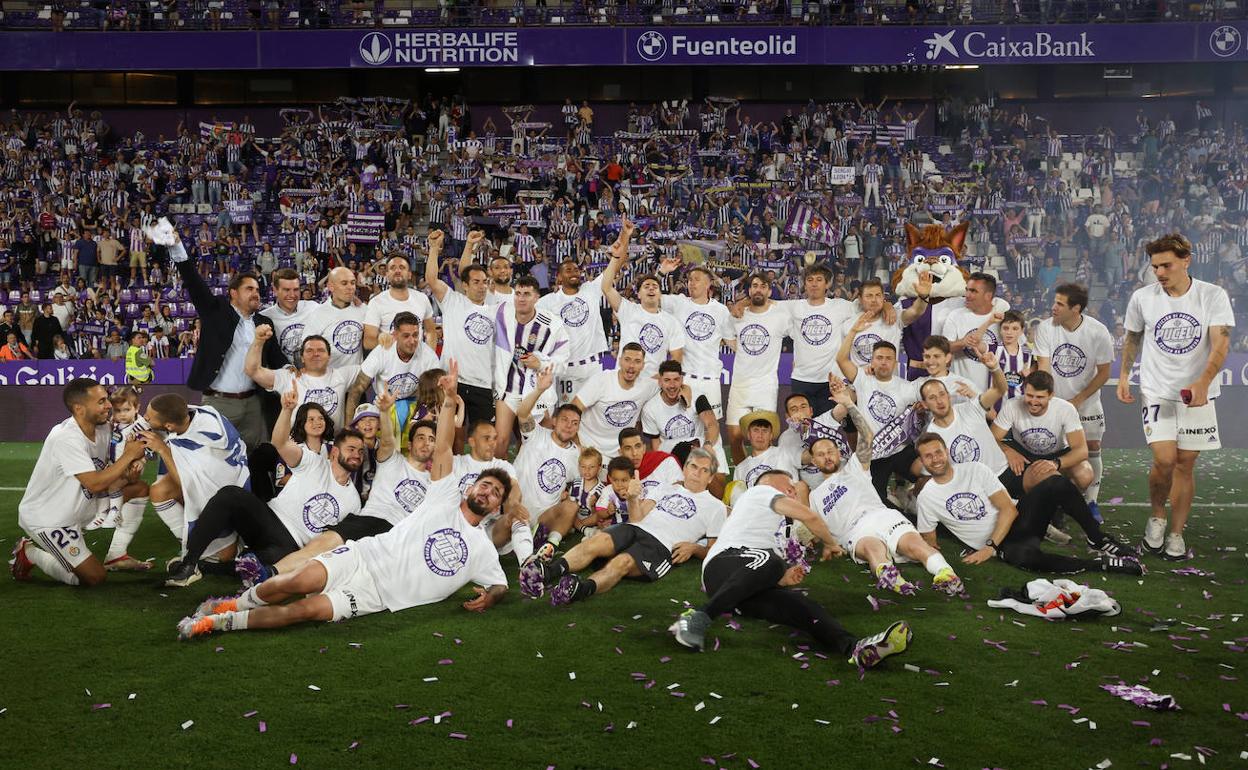 La plantilla del Real Valladolid celebra el ascenso a Primera División sobre el césped del José Zorrilla. 