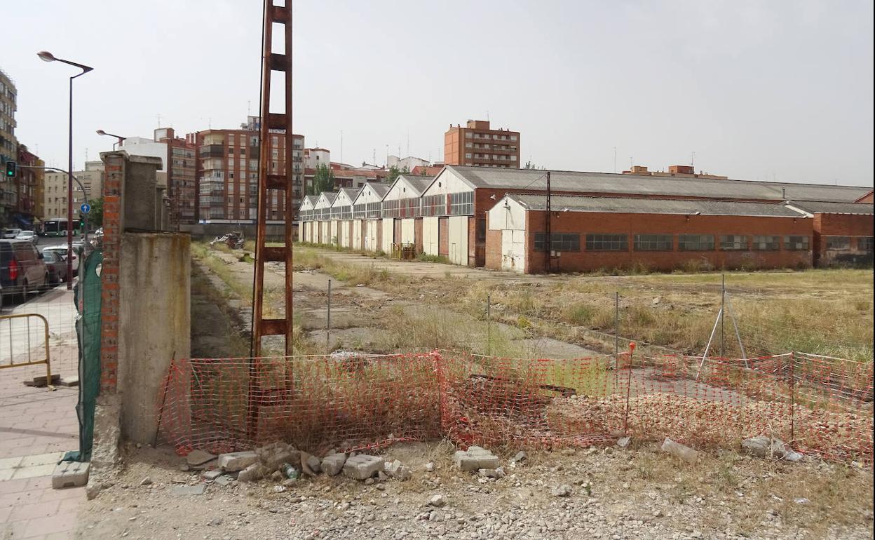 Terrenos de Renfe, con acceso por la avenida de Segovia, donde se ubicará el aparcamiento. 