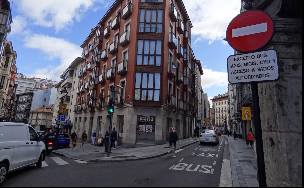 Carril de bus y taxi de la calle Cánovas del Castillo.