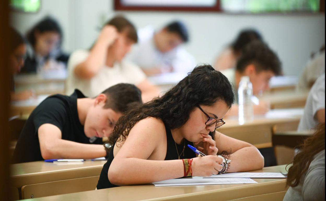 Los estudiantes realizan la prueba de la EBAU en el aulario. 