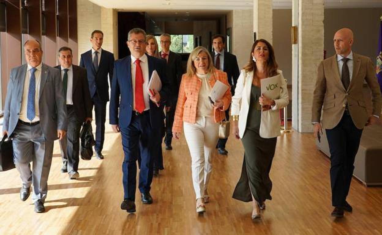 Gerardo Dueñas, consejero de Agricultura, Ganadería y Desarrollo Rural, con altos cargos de su equipo y procuradores de Vox, en las Cortes a principios de junio.