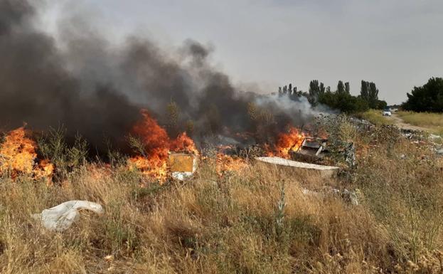 Los bomberos sofocan un nuevo incendio en la escombrera ilegal de Juana Jugan