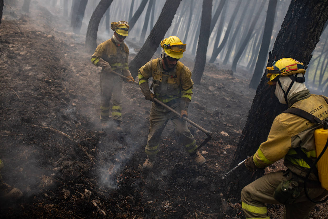 Fotos: Bomberos trabajan en la extinción del incendio en la Sierra de la Culebra