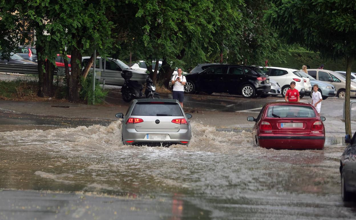 Dos coches intentan superar una balsa de agua en Salamanca. 