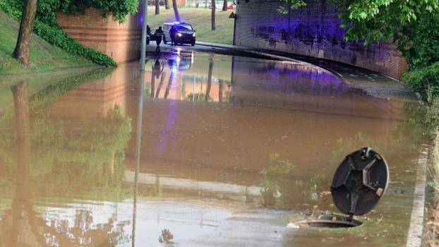 Imagen principal - Sobre estas líneas, imagen de los efectos de la tormenta del miíercoles por la noche. 