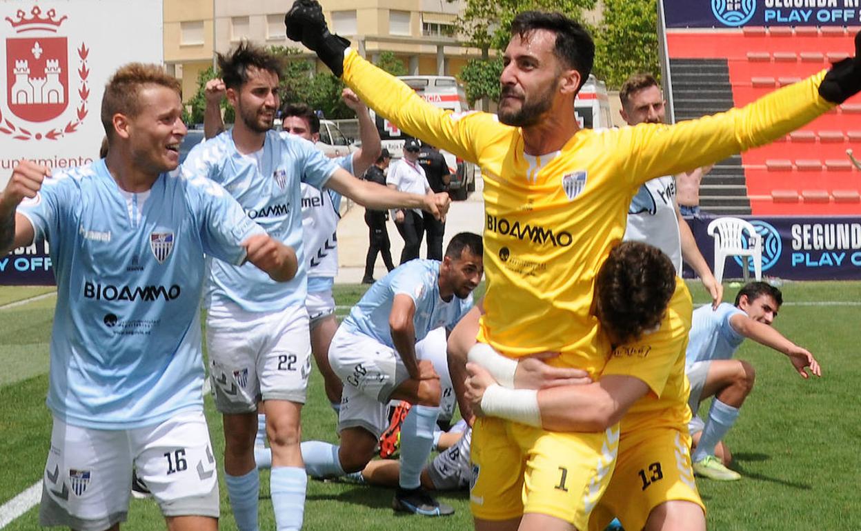 Lombo abraza a Carmona durante la celebración de la permanencia en Segunda RFEF.