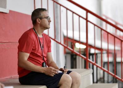 Imagen secundaria 1 - Arriba, las jugadoras atienden a la charla de su técnico. Abajo a la izquerda Rubén Beltrán, entrenador del CD Villa de Simancas y a la derecha su capitana, Kela Martínez. 