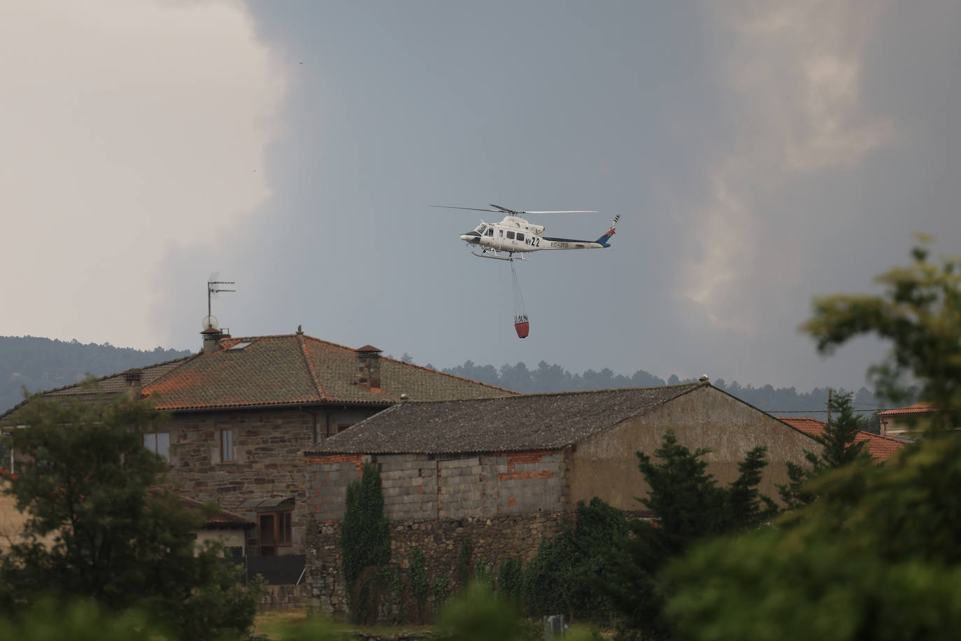 Fotos: El humo del incendio en la Sierra de la Culebra de Zamora obliga a desalojar Villardeciervos