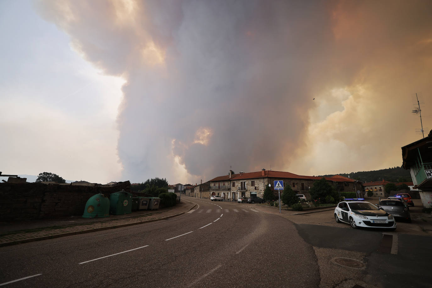 Fotos: El humo del incendio en la Sierra de la Culebra de Zamora obliga a desalojar Villardeciervos