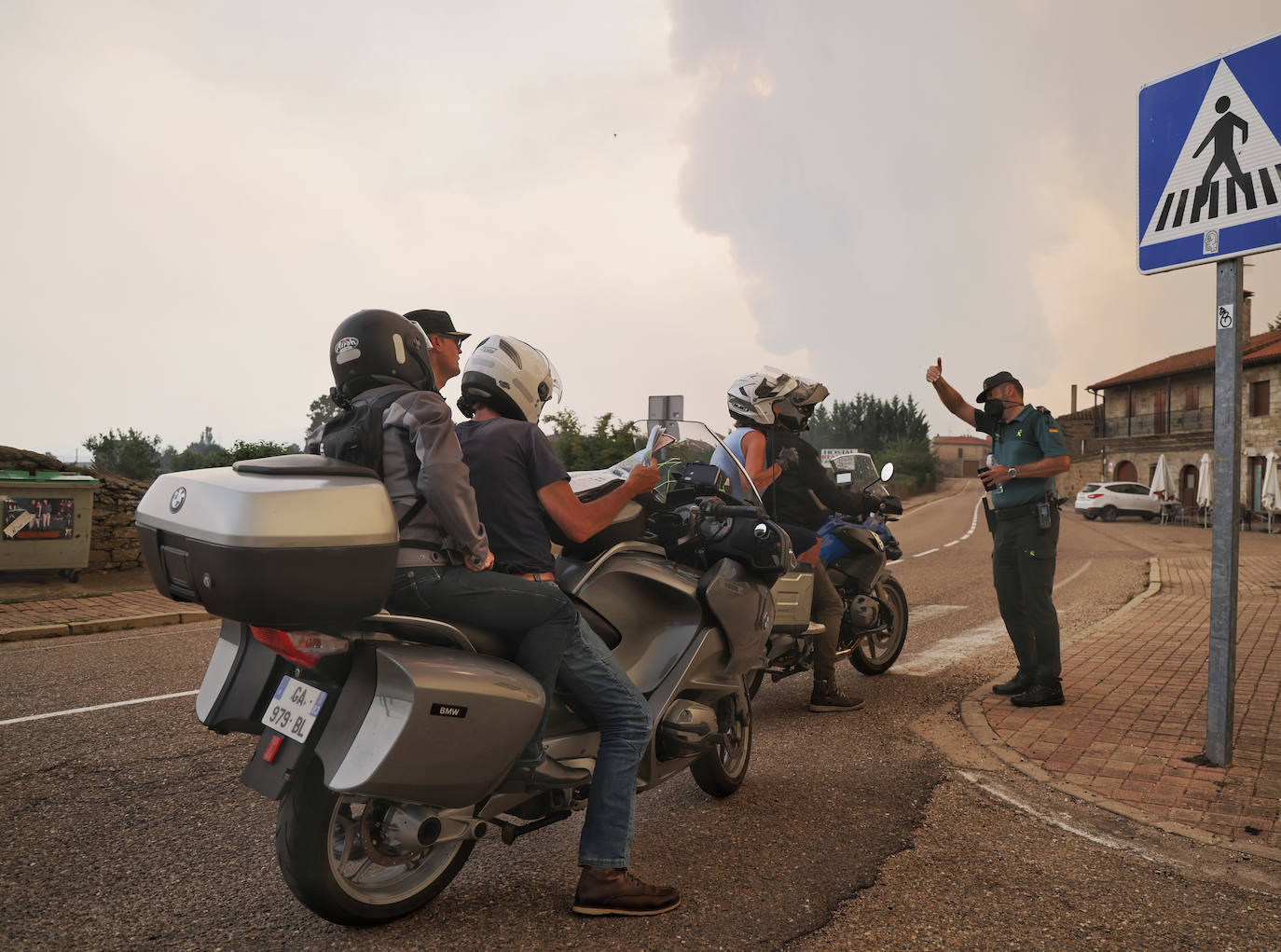 Fotos: El humo del incendio en la Sierra de la Culebra de Zamora obliga a desalojar Villardeciervos