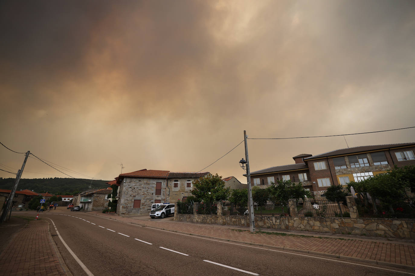 Fotos: El humo del incendio en la Sierra de la Culebra de Zamora obliga a desalojar Villardeciervos