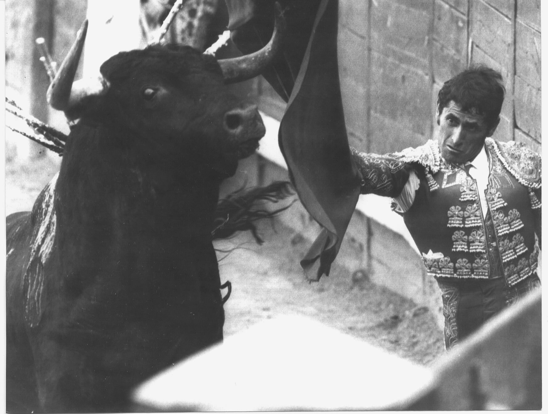 El torero ejecuta un muletazo en una corrida durante el año 1974.