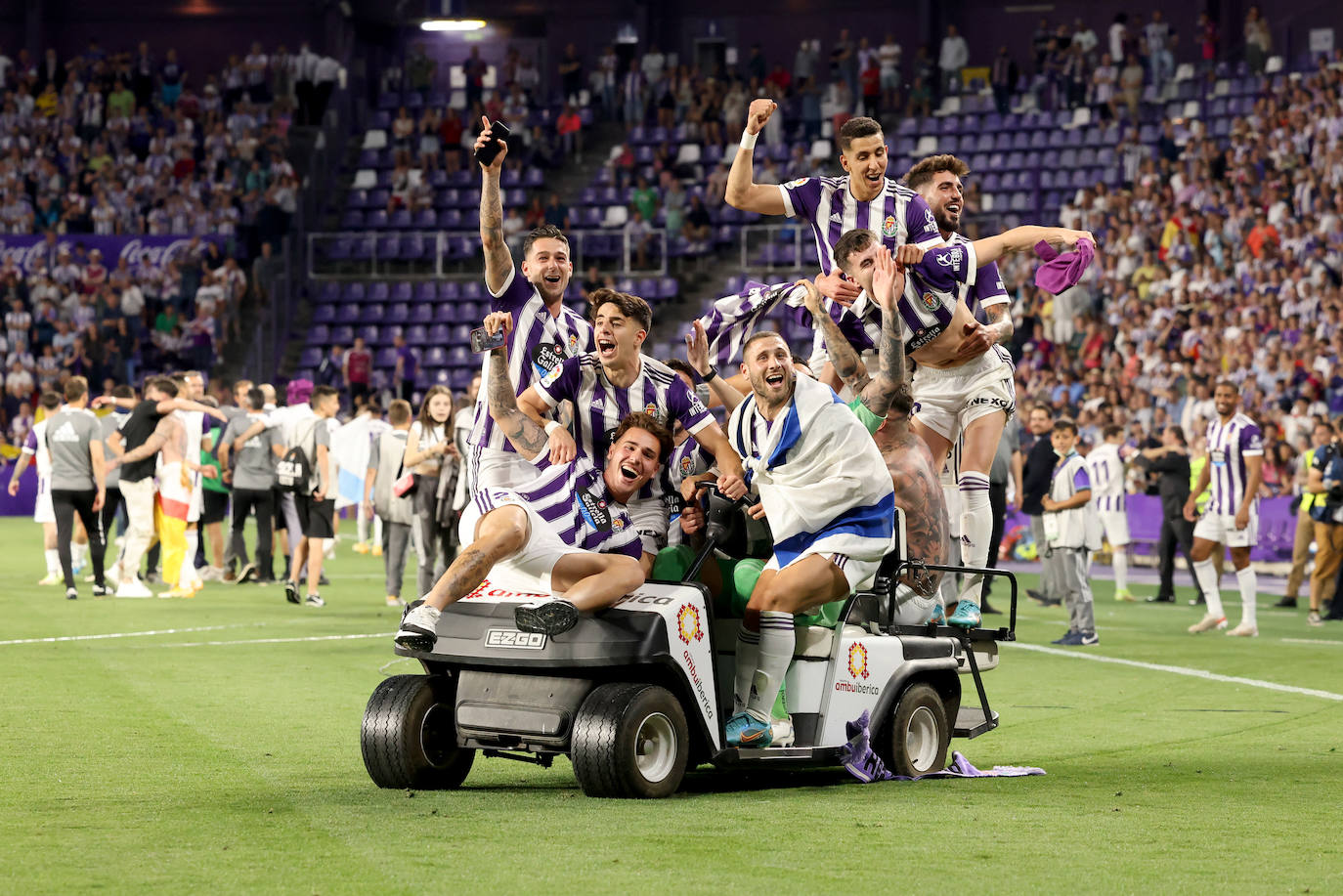 Varios jugadores del Pucela celebran el ascenso sobre el césped de Zorrilla. 