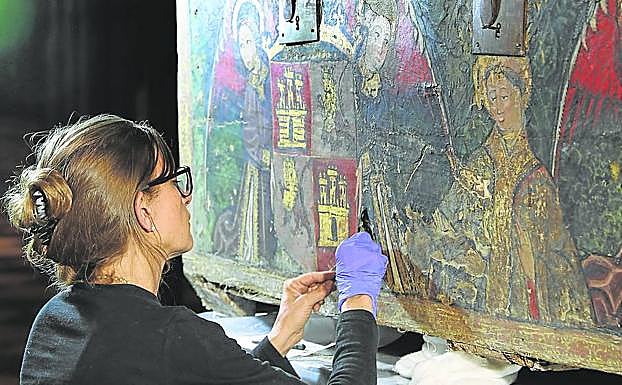 Una restauradora limpia el sepulcro de Doña Urraca, este jueves en la Catedral. 