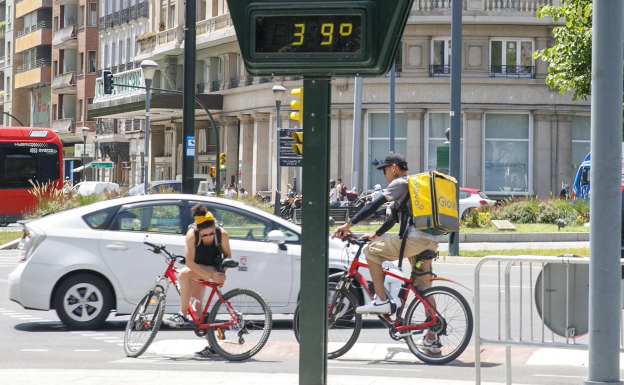 Un termómetro marca 39 grados en el centro de Zaragoza, el miércoles.