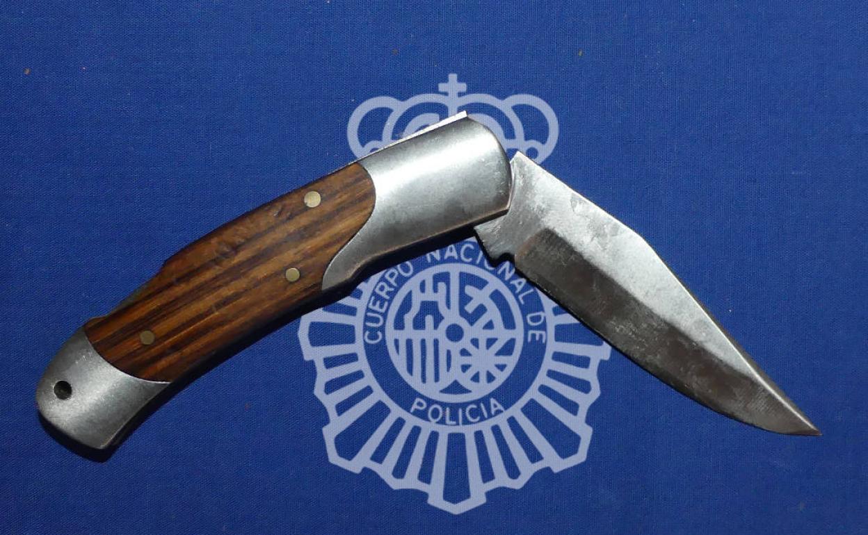 Arma con la produjo los cortes a la víctima y luego tiró en un papelera.