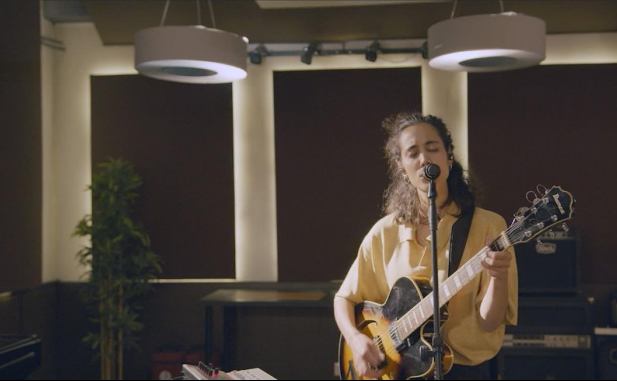 Pau Vegas, cantando uno de sus temas y con su guitarra.